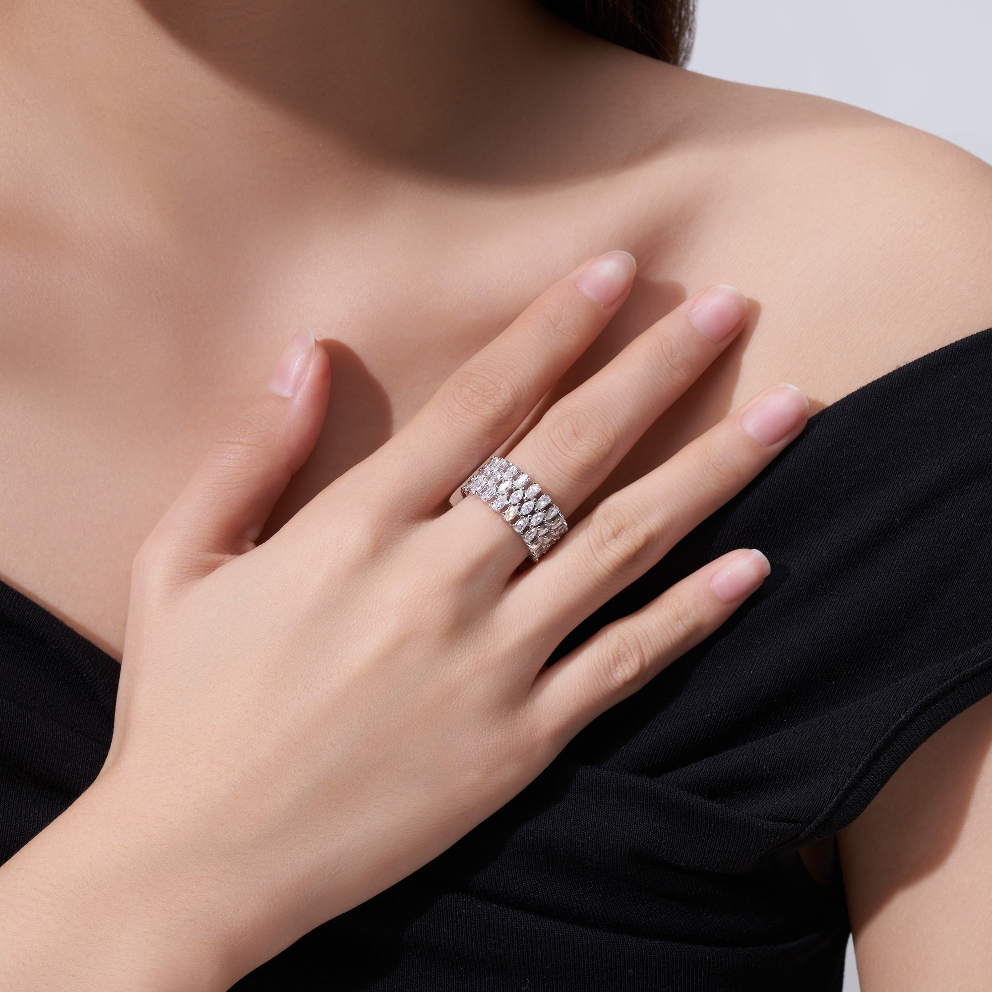 A Luxurious And Fashionable Minimalist Jewelry Ring Featuring Top-quality Moissanite, Made Of S925 Silver Electroplated With Platinum.