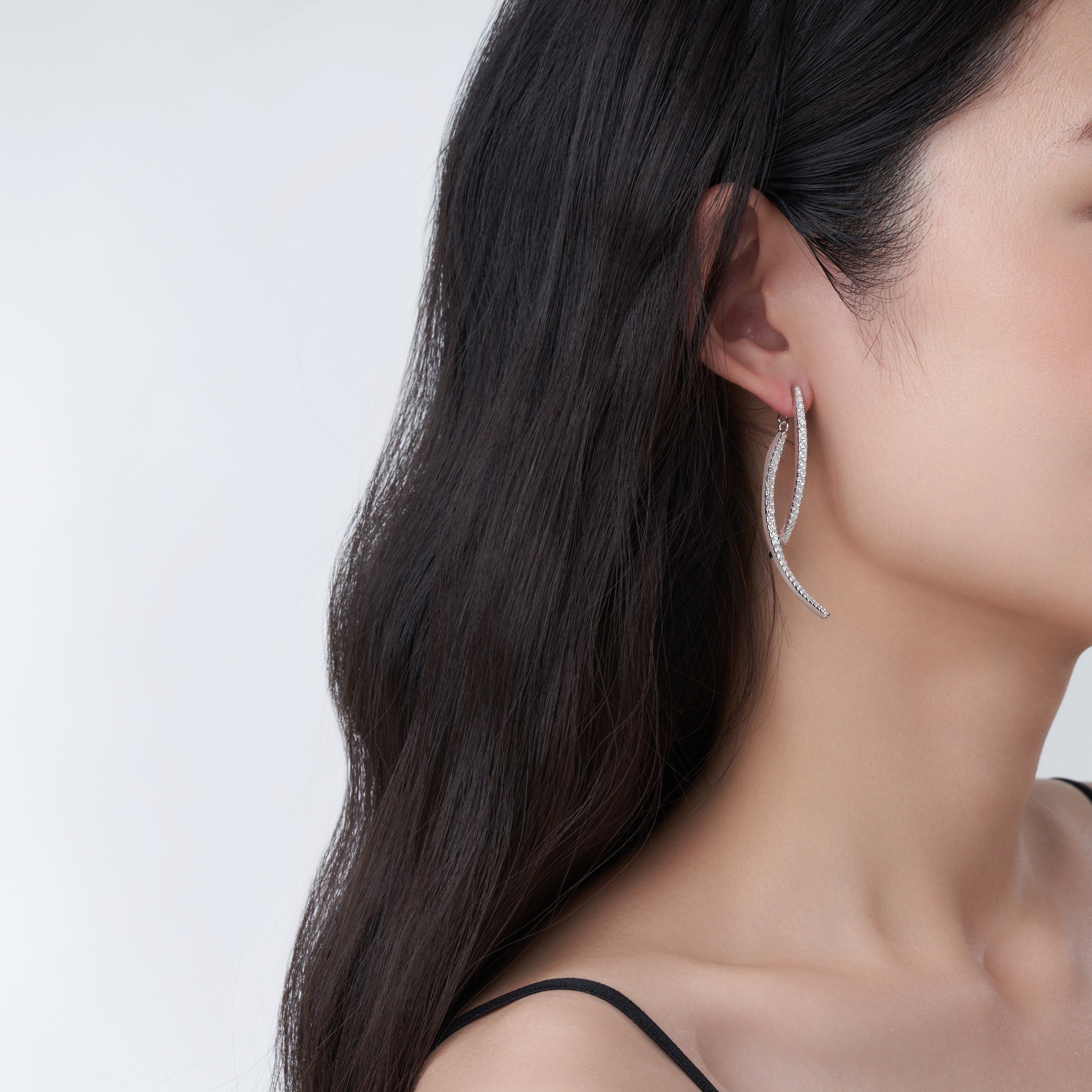 A Luxurious And Fashionable Minimalist Jewelry Earring Set Featuring Top-quality Moissanite Stones, Made Of S925 Silver Electroplated With Platinum.